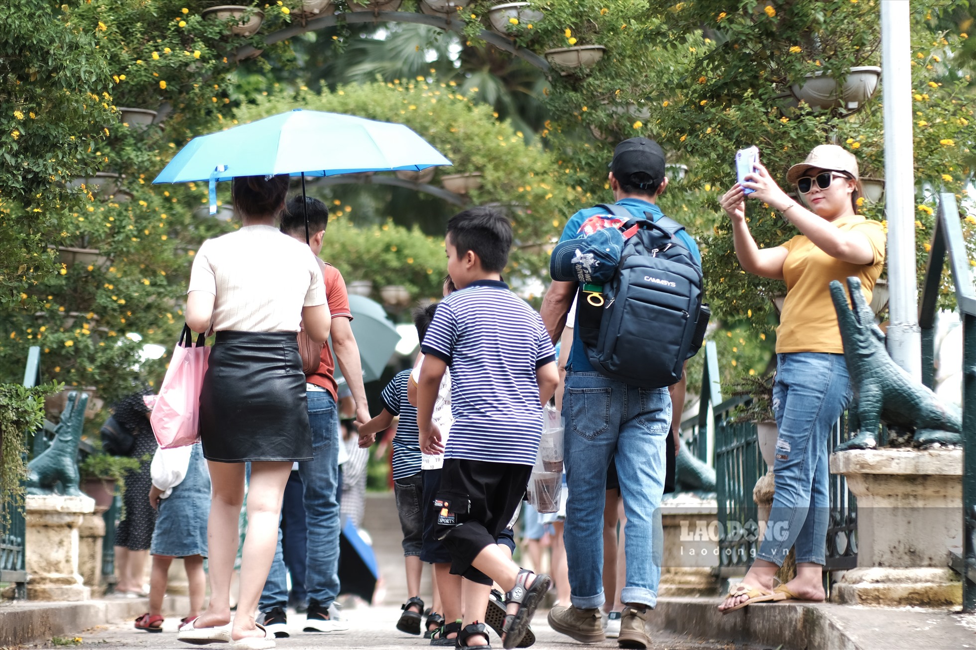 Hiện tại, giá vé vào Vườn bách thú Hà Nội là 30.000 đồng/vé người lớn và 20.000 đồng/vé trẻ em. Vườn bách thú mở cửa từ 8-18h hằng ngày.