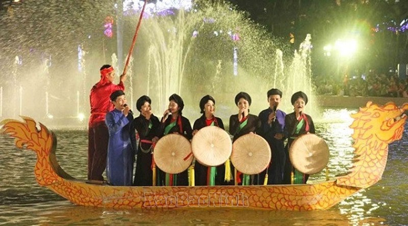 Hoạt động hát quan họ trên sông. Ảnh: Báo Bắc Ninh