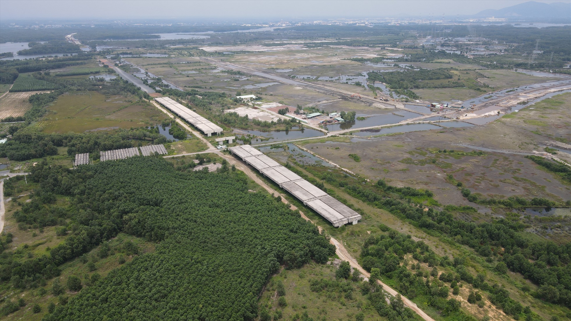 Cao tốc đi qua khoảng 3,5 km rừng ngập mặn đi qua huyện Long Thành và huyện Nhơn Trạch. 10ha bị ảnh hưởng, trồng rừng thay thế hoàn trả khoảng 15 ha.