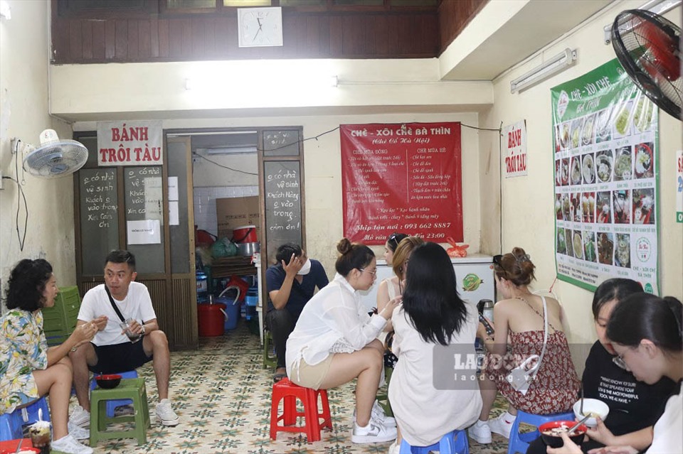 “Mấy năm gần đây cứ đến Lễ Thất tịch, nhiều bạn trẻ đến ăn chè đậu đỏ. Có bạn ăn xong còn dẫn người yêu quay lại đây khoe. Chị tin là những ai ăn xong nếu chưa có người yêu sẽ sớm tìm được một nửa của mình”, chị Liên nói.