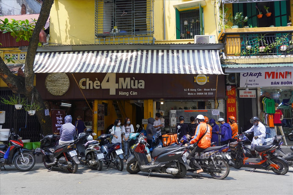 Chè đậu đỏ trở thành “tâm điểm” ngày Thất tịch vì được nhiều người tìm mua ăn với mong muốn mang lại may mắn cho cuộc sống và giúp “thoát ế”.