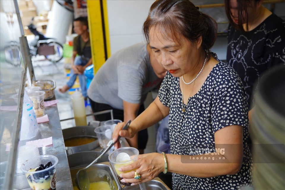 Chủ quán chè nổi tiếng ở Hà Nội - cho biết, quán đã chuẩn bị lượng đậu đỏ gấp đôi ngày thường để phục vụ khách hàng. Từ sáng đến trưa, đã có hàng trăm người đến mua chè đậu đỏ.