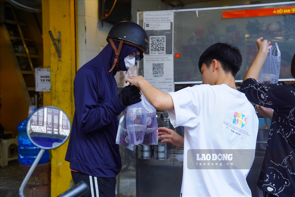 “Tuy món chè đậu đỏ đắt hàng nhưng quán vẫn giữ nguyên giá bán như ngày thường. Mỗi cốc chè đậu đỏ hay sữa chua đậu đỏ có giá dao động từ 15.000 đến 25.000 đồng“, chủ quán nói.