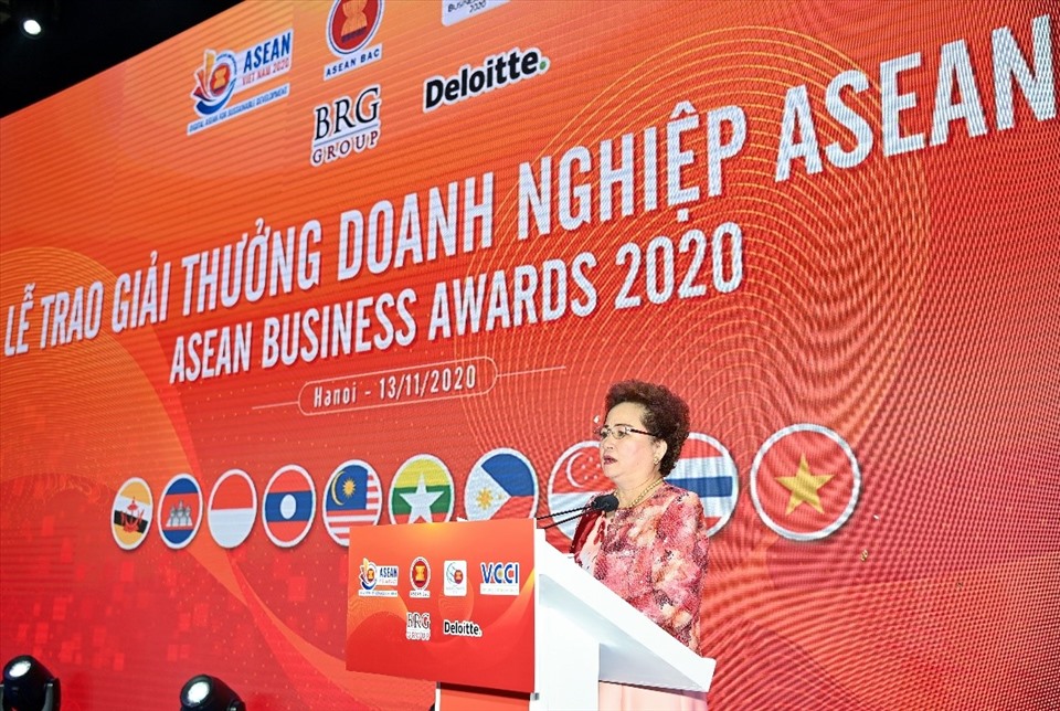 Madame Nguyễn Thị Nga, Chủ tịch giải thưởng ABA 2020, Chủ tịch Tập đoàn BRG phát biểu chúc mừng các doanh nghiệp chiến thắng Giải thưởng ABA 2020