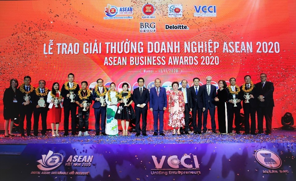 Phó Thủ tướng Thường trực Trương Hòa Bình trao kỷ niệm chương “Vì sự phát triển của doanh nghiệp ASEAN” cho các lãnh đạo và Madame Nguyễn Thị Nga, Chủ tịch giải thưởng ABA 2020, Chủ tịch Tập đoàn BRG.