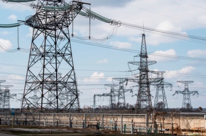 Trụ điện tại nhà máy điện hạt nhân Zaporizhzhia ở Energodar, Ukraina, ngày 5.4.2022. Ảnh: Sputnik