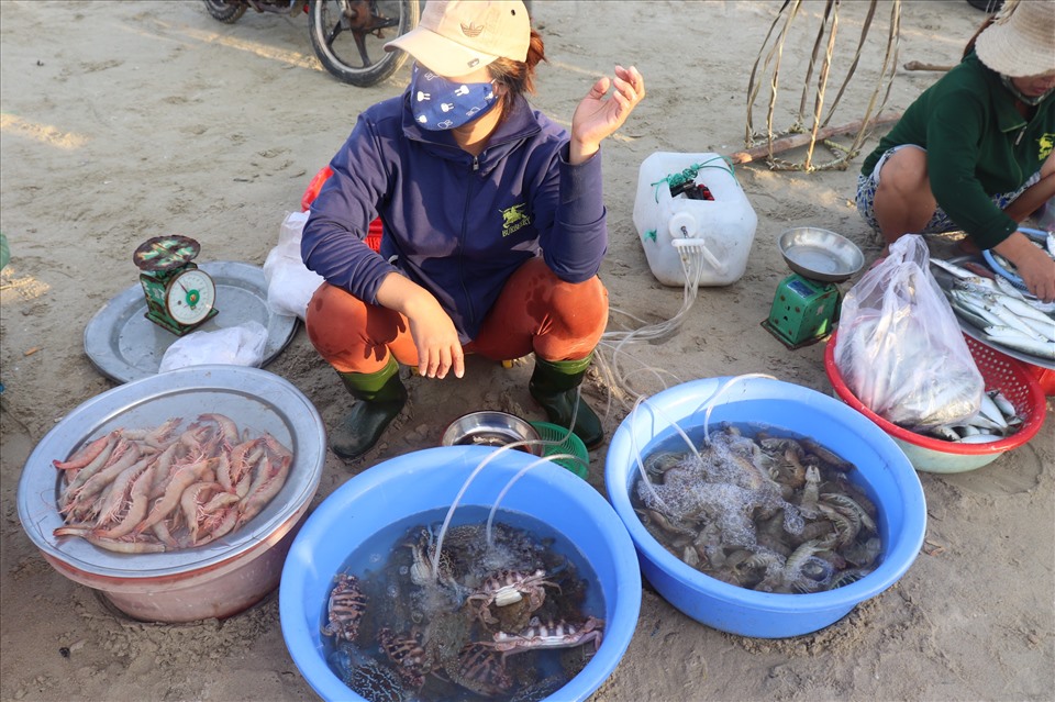 Chị Nguyễn Thị Ba, thương lái bán tại chợ cho biết: “Cứ chiều tối các ngư dân lại bắt đầu ra biển đánh bắt đến sáng hôm sau họ trở về mang theo đầy ắp hải sản. Hải sản được đánh bắt trong đêm nên rất tươi ngon, mực còn nháy, cá thì còn tươi giãy đành đạch.”