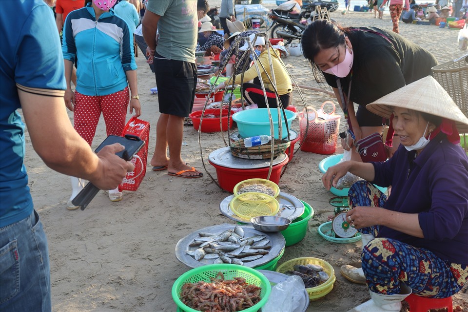 Chợ cá sớm không chỉ là điểm buôn bán mà vào thời gian gần đây đã thu hút không ít du khách đến đây chiêm ngưỡng cảnh chợ cá vào sáng sớm.