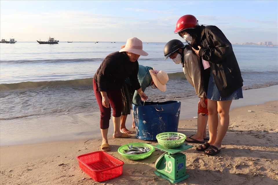 Trời sáng cũng là lúc chợ tan.