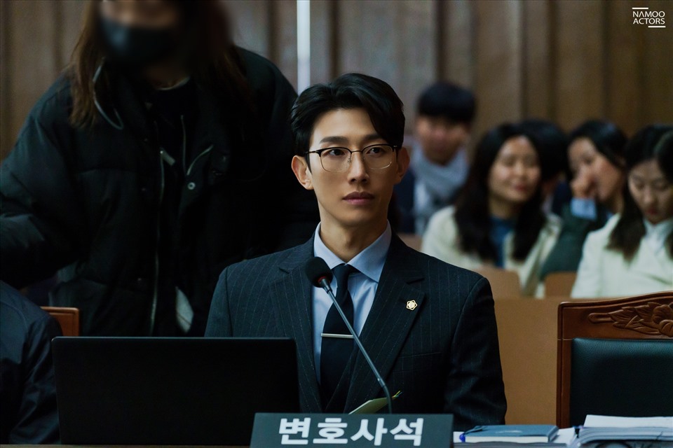 Kang Ki Young xuất hiện nghiêm túc trong “Nữ luật sư kỳ lạ Woo Young Woo“, khác xa những vai diễn trước.