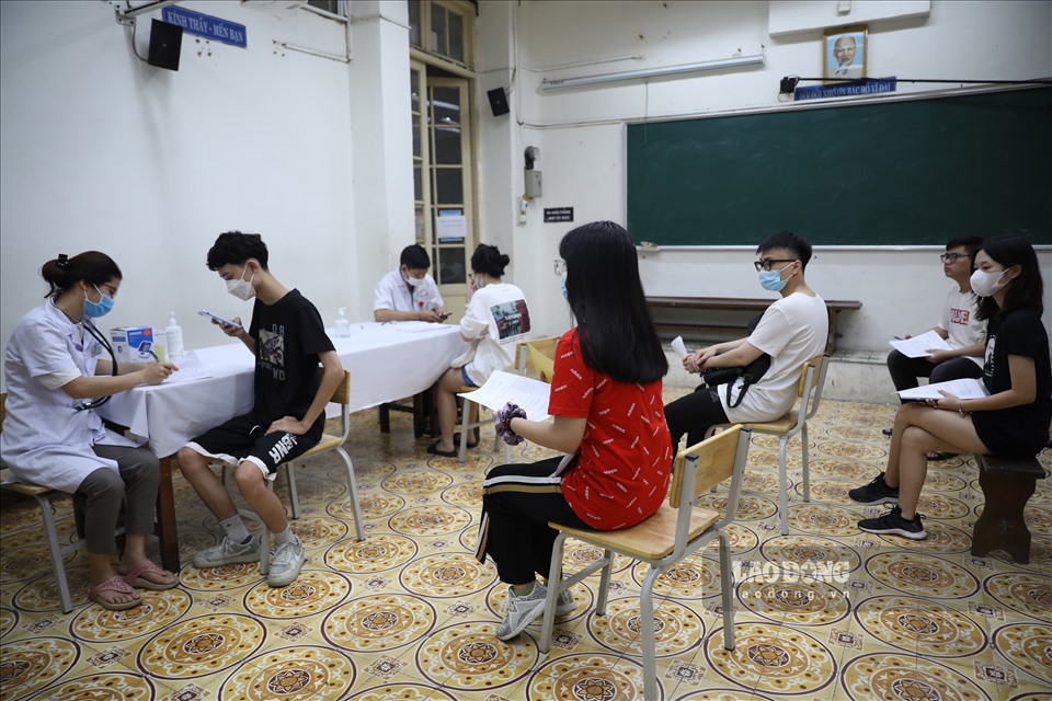 Ghi nhận thực tế, các điểm tiêm trên địa bàn quận Hoàn Kiếm (Hà Nội) tiếp tục tăng cường công tác tiêm vaccine phòng COVID-19 cho người dân.