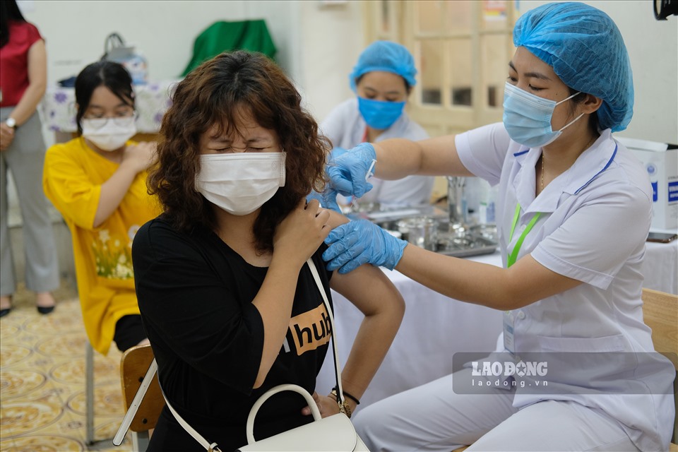 Tại điểm tiêm trường THPT Trần Phú, Trung tâm y tế quận Hoàn Kiếm cùng với y tế phường tổ chức 3 dây chuyền tiêm.