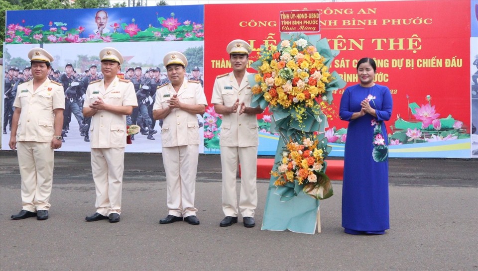 Lãnh đạo UBND tỉnh Bình Phước tặng hoa chúc mừng cán bộ, chiến sĩ trung đoàn.