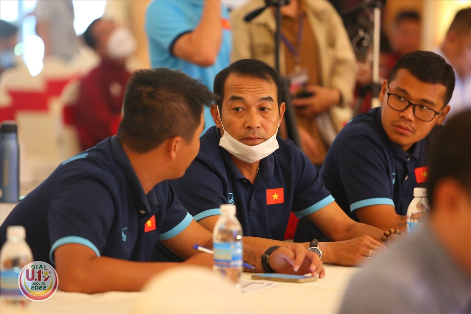 Huấn luyện viên Đinh Thế Nam cùng các thành viên ban huấn luyện U19 Việt Nam tham dự buổi họp báo. Ảnh: BTN