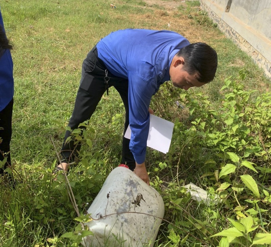 Đoàn viên xã Tân Thắng ra quân vệ sinh môi trường, loại bỏ nơi sinh sản và trú đậu của muỗi. Ảnh: CTV