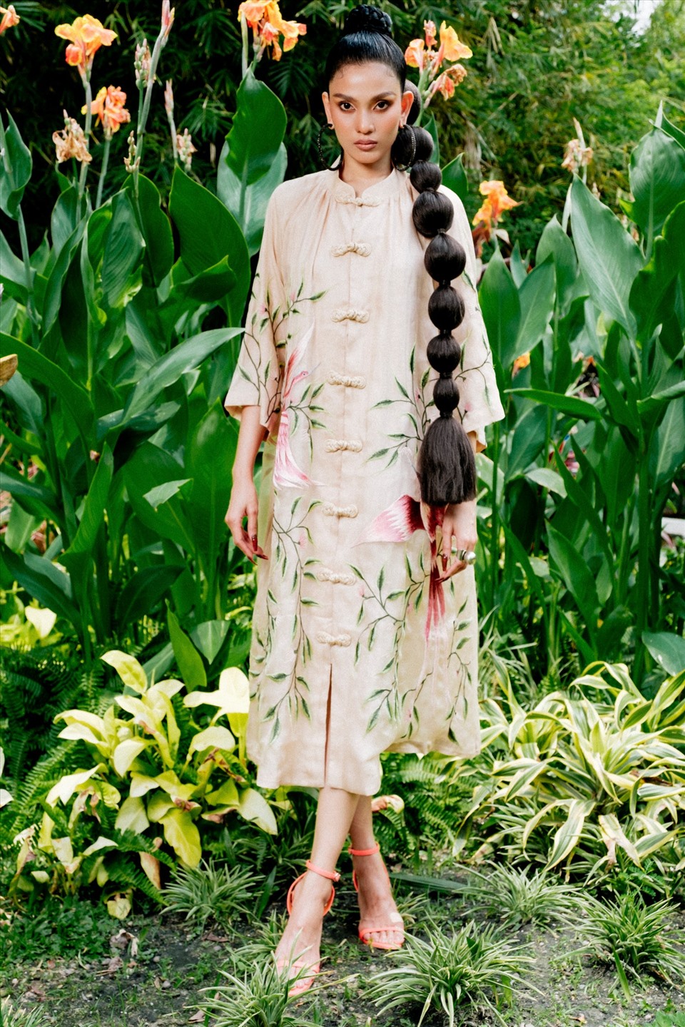 Ở tuổi 34, Trương Thị May vẫn giữ vững phong độ và mang tới những màu sắc thú vị trong giới mộ điệu thời trang. Ảnh: NSCC
