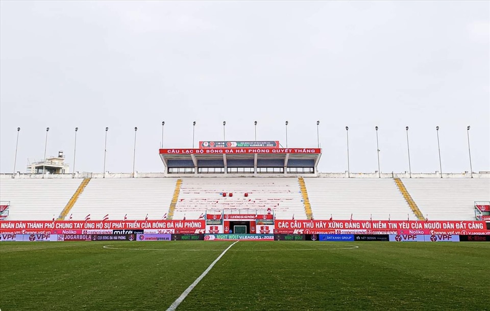 Câu lạc bộ Hải Phòng thi đấu trên sân không khán giả ở vòng 11 V.League 2022. Ảnh: H.A