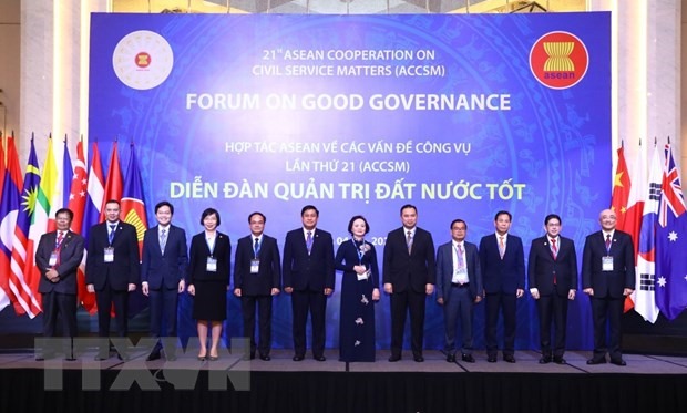 Bộ trưởng Bộ Nội vụ Phạm Thị Thanh Trà với các trưởng đoàn chụp ảnh chung. Ảnh: TTXVN