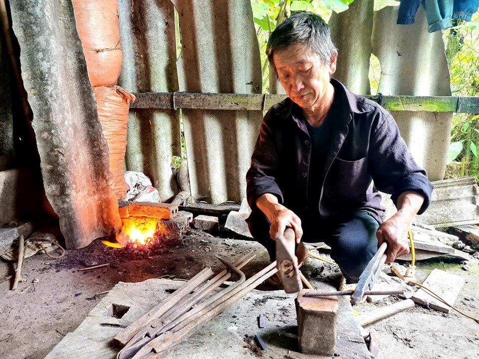 Ông Vàng A Trư bảo tồn nghề rèn nông cụ.