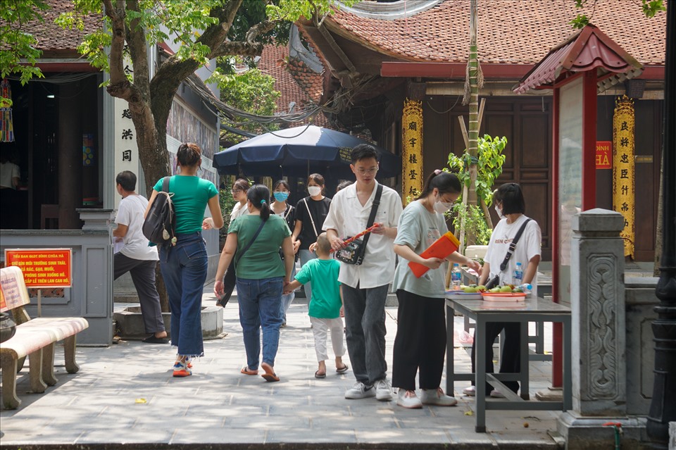 Càng về trưa, lượng người đổ về chùa Hà mỗi lúc một đông.