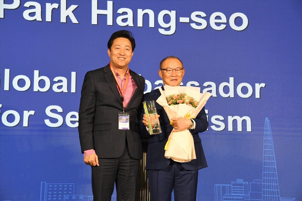 HLV Park Hang-seo nhận kỷ niệm chương từ Thị trưởng Seoul Oh Se-hoon tại sự kiện được tổ chức ở TP HCM. Ảnh: Join Press Corps