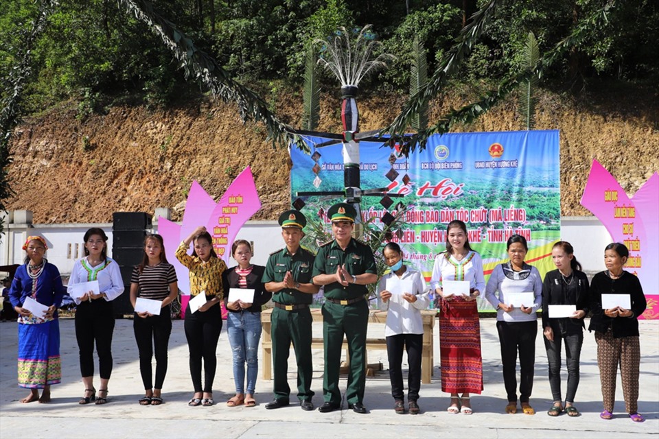 Bộ đội Biên phòng Hà Tĩnh tặng quà cho bà con dân tộc Chứt. Ảnh: TT.