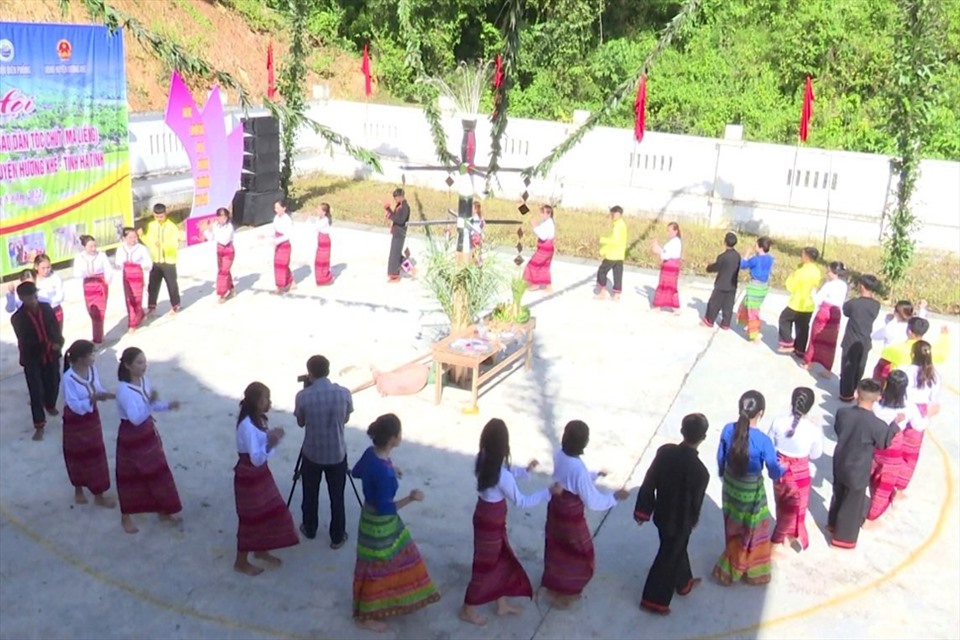 Nam thanh nữ tú ở bản tham gia dân vũ. Ảnh: TT.