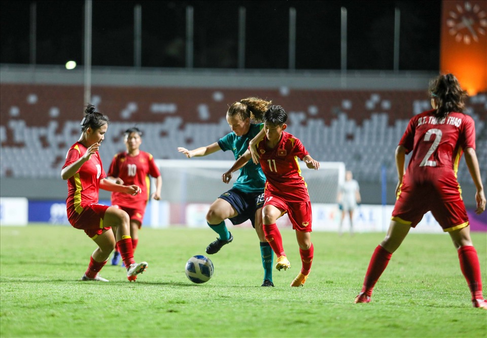 Những phút còn lại, dù rất nỗ lực nhưng U18 nữ Việt Nam không thể san bằng tỉ số. Chung cuộc, U18 nữ Australia đăng quang ngôi vô địch U18 nữ Đông Nam Á 2022. Đội tuyển U18 nữ Việt Nam giành tấm huy chương bạc giải đấu. Ảnh: VFF