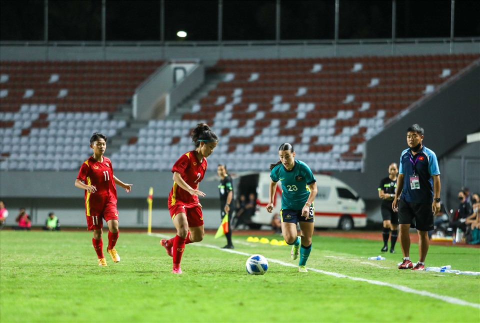 Bước sang hiệp 2 trận đấu, thế trận vẫn tỏ ra khá cân bằng khi U18 nữ Việt Nam vẫn có thể cầm bóng và chơi ngang ngửa đối thủ. Tuy nhiên, U18 nữ Australia tiếp tục có được bàn thắng nhân đôi cách biệt ở phút 50 từ tình huống tạt bóng bổng tương tự hiệp 1. Ảnh: VFF