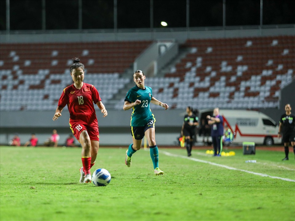 Thậm chí, U18 nữ Việt Nam là đội thể hiện tốt hơn với các đường bóng ban bật đẹp mắt. Tuy nhiên, “những nữ chiến binh sao vàng “vẫn thiếu đi sự kết dính ở những đường chuyền cuối cùng. Ảnh: VFF