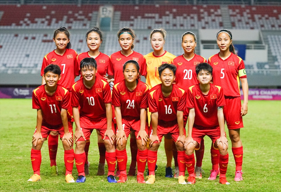U18 nữ Việt Nam ra sân với đội hình khá lạ lẫm 5-4-1 thiên về phòng ngự trong trận chung kết U18 nữ Đông Nam Á 2022. Ảnh: VFF