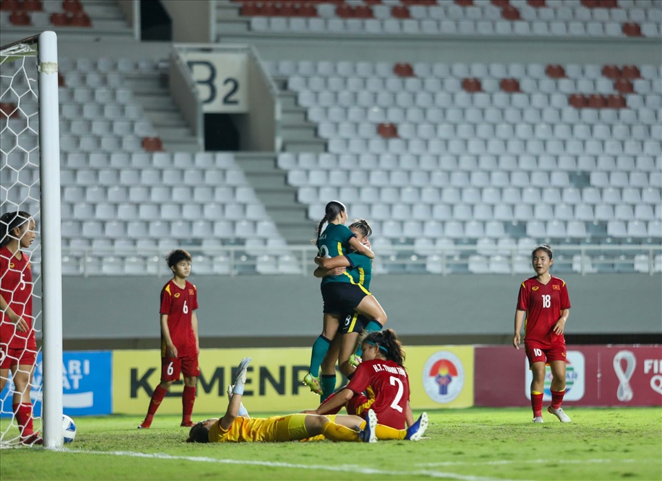 Dù vậy, tới phút 40, điều U18 nữ Việt Nam lo lắng nhất là chênh lệch về thể hình đã lên tiếng. U18 nữ Australia có bàn thắng sau pha tạt bóng bổng vào vòng cấm. Các hậu vệ U18 nữ Việt Nam đã không thể ngăn cản Sienna Saveska ghi bàn thắng mở tỉ số trận đấu. Ảnh: VFF