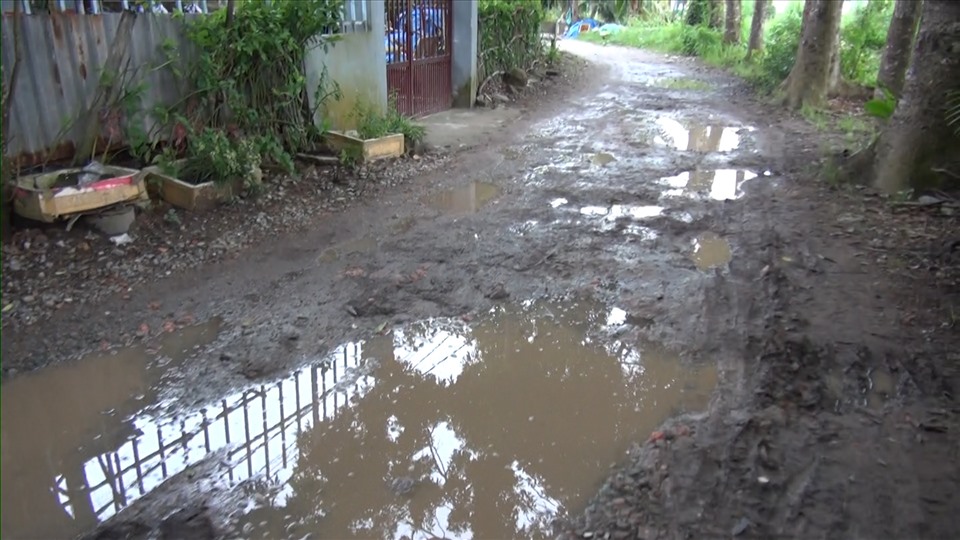Đường cặp Kênh 30 Tháng 4 hơn chục năm nay ứ đọng sình lầy vào mùa mưa và nhiều bụi đường vào mùa khô ảnh hưởng đến chất lượng cuộc sống người dân bên đường