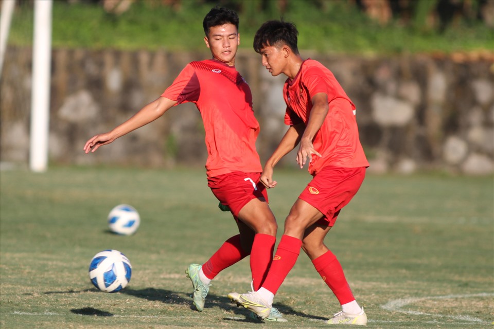 Cuối buổi tập, U16 Việt Nam chia đội hình tập các bài tập chiến thuật chuẩn bị cho trận đấu gặp Indonesia. Cả hai đội đang có cùng 6 điểm sau 2 trận đã đấu nhưng U16 Indonesia xếp trên nhớ hơn về hiệu số bàn thắng bại. Ảnh: VFF