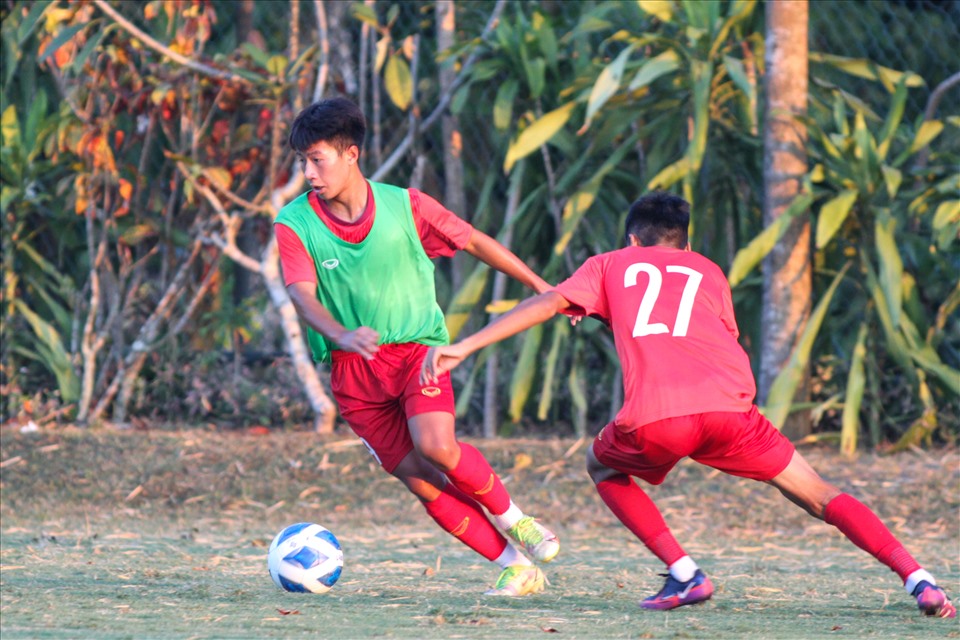 Tiền đạo Nguyễn Xuân Toàn (áo xanh) là con bài chiến lược trong tay huấn luyện viên Nguyễn Quốc Tuấn. Cầu thủ thuộc biên chế Hà Nội thi đấu trọn vẹn 90 phút ở 2 trận đấu vừa qua. Ảnh: VFF
