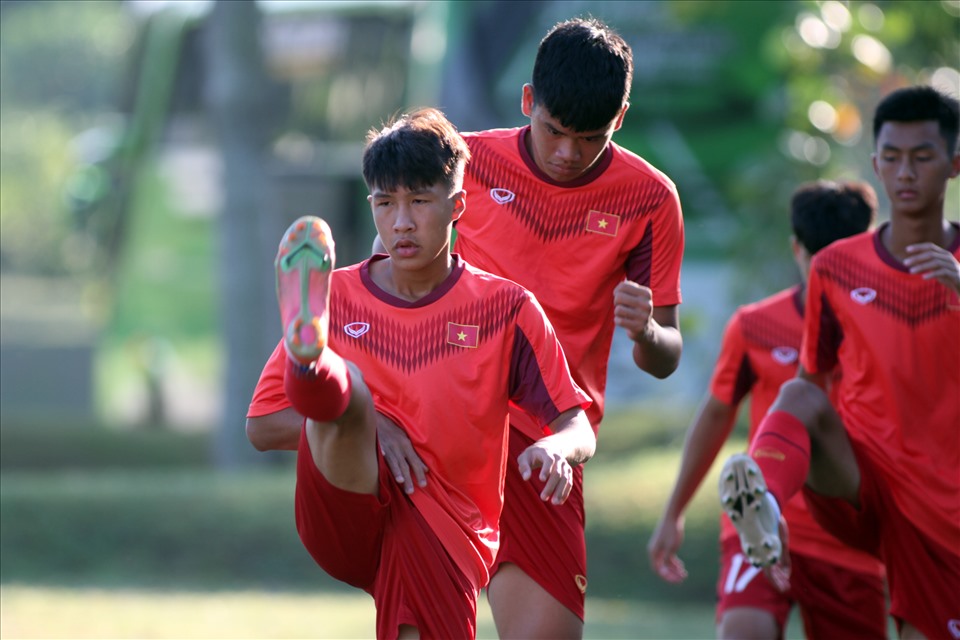 Chiều 4.8, U16 Việt Nam đã có buổi tập muộn hơn dự kiến khoảng 1 tiếng để chuẩn bị cho trận đấu gặp U16 Indonesia. Buổi tập diễn ra lúc 16h00 giờ địa phương. Ảnh: VFF