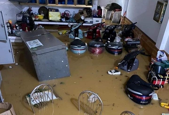 Nhiều hộ dân sống gần khu vực taluy bị ngập lụt nghiêm trọng.