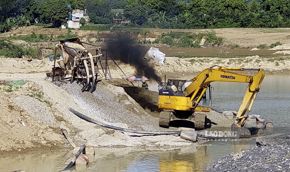 Theo phản ánh của người dân, trong 2 ngày (3-4.8), nhóm PV báo Lao Động đã có mặt tại nhiều điểm khai thác tài nguyên đất, cát trên địa bàn xã Thanh Chăn và Thanh Yên, huyện Điện Biên, tỉnh Điện Biên.