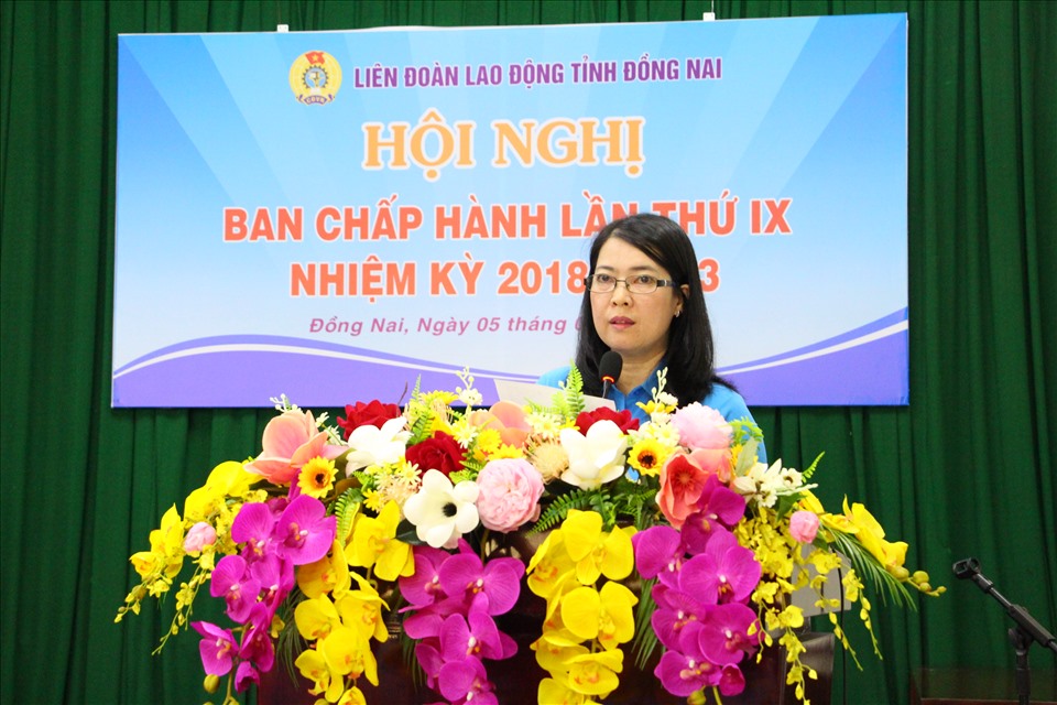 Chủ tịch LĐLĐ tỉnh Đồng Nai Nguyễn Thị Như Ý báo cáo tại hội nghị. Ảnh: Hà Anh Chiến