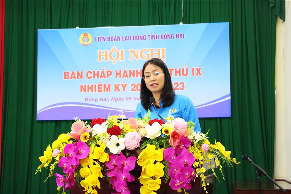 Bà Bùi Thị Nhàn - Phó chủ tịch thường trực LĐLĐ tỉnh Đồng Nai báo cáo tại hội nghị. Ảnh: Hà Anh Chiến