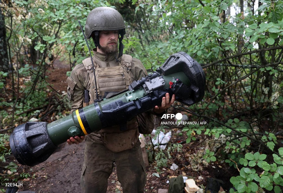 Quân nhân Ukraina cầm vũ khí chống giáp hạng nhẹ thế hệ tiếp theo (NLAW) ở vị trí không xa chiến tuyến phía nam khu vực Kharkiv, ngày 11.7.2022. Ảnh: AFP