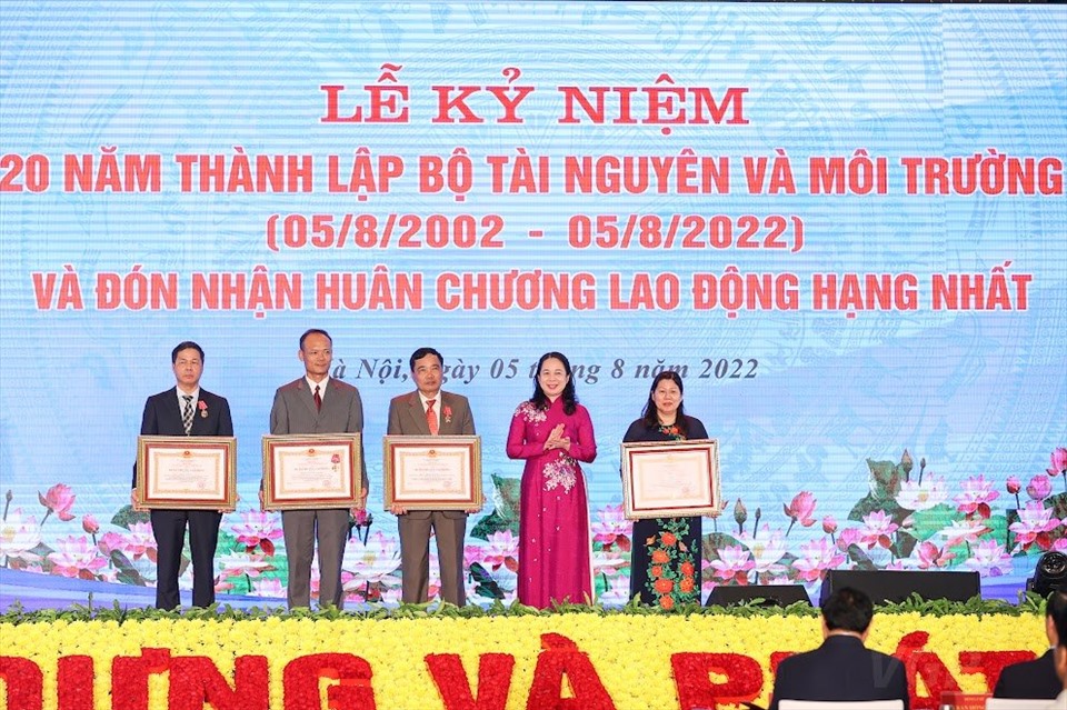 Phó Chủ tịch nước Võ Thị Ánh Xuân trao các phần thưởng cao quý cho các tập thể, cá nhân thuộc Bộ Tài nguyên và Môi trường