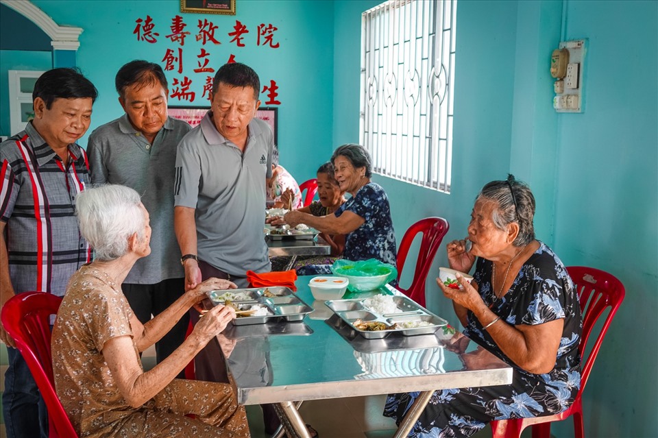 Ông Nguyễn Trung Khánh (60 tuổi) - Trưởng ban quản lý nhà dưỡng lão Đức Thọ cho biết, năm 2007, ông Ngô Đoan Thanh (Thị xã Vĩnh Châu) xây dựng nhà dưỡng lão này trên phần đất gia đình rộng 1,5ha, kinh phí xây dựng hơn 4 tỷ đồng (khoảng 400 lượng vàng thời đó).