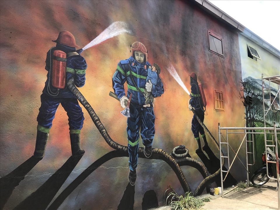 Tranh tường Lâm Đồng cứu hỏa là một tác phẩm nghệ thuật đầy ý nghĩa và giá trị cộng đồng. Họa sĩ đã khéo léo làm nổi bật chiếc xe cứu hỏa và những người lái xe anh hùng. Nếu bạn yêu thích nghệ thuật và cảm thấy vinh dự được hỗ trợ cộng đồng, hãy xem ngay tranh tường này!