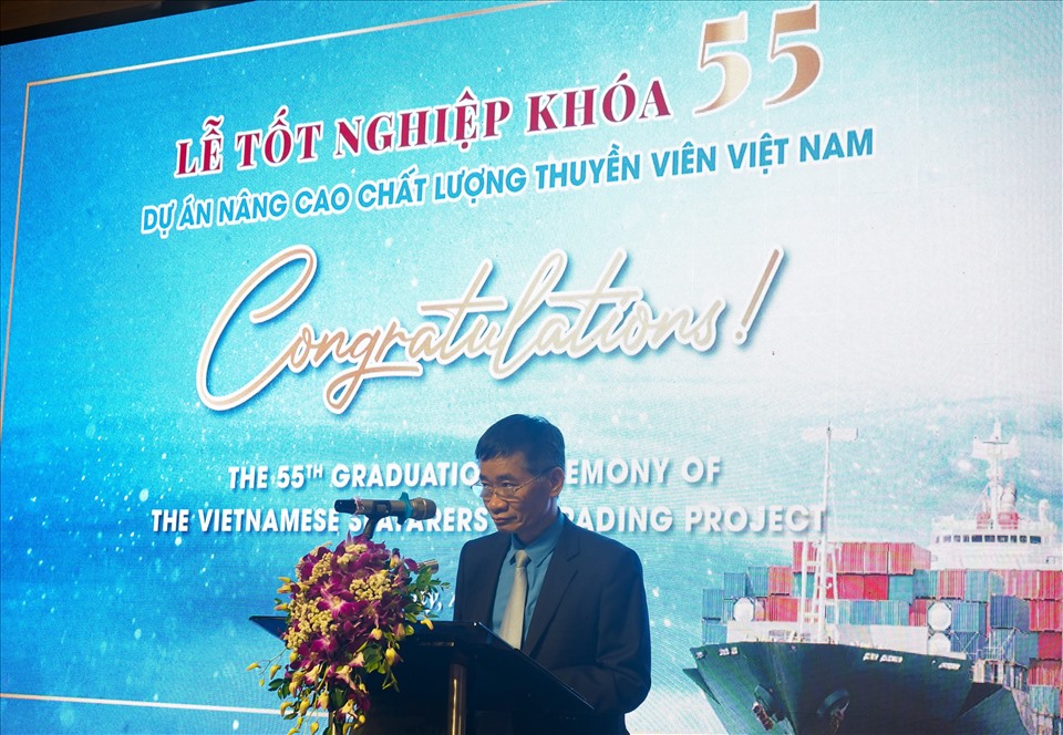 Ông Trần Văn Thuật - Phó Chủ tịch Tổng LĐLĐVN, Trưởng BQL Dự án nâng cao chất lượng thuyền viên phát biểu tại lễ trao bằng cho học viên khóa 55. Ảnh: T.P