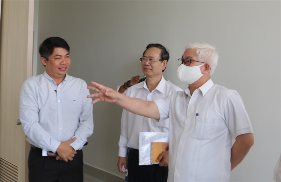 Ông Nguyễn Văn Lợi - Bí thư Tỉnh ủy Bình Dương đi kiểm tra tiến độ Dự án Bệnh viện 1.500 giường. Ảnh: Đình Trọng
