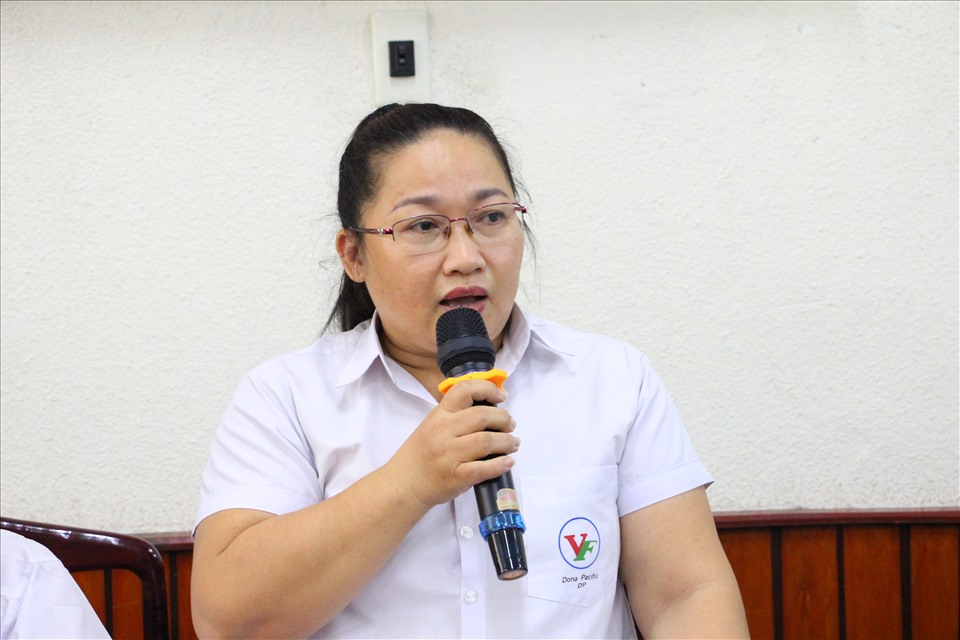 Chủ tịch Công đoàn cơ sở Công ty TNHH Dona Pacific Đặng Thị Thơm phát biểu tại hội nghị. Ảnh: Hà Anh Chiến