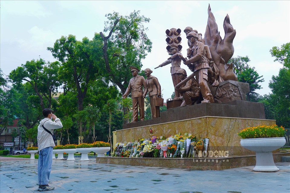 Doãn Thành, Học viên D36 Đại học PCCC, Bộ Công an cho biết, vừa từ quê nhà Tuyên Quang xuống Hà Nội chơi trong kỳ nghỉ hè. Sau khi xuống xe, Thành chạy thẳng qua tượng đài công an nhân dân để đặt hoa, tưởng nhớ những người anh, người đồng đội, đồng chí của mình.