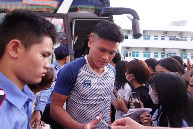 Tiền đạo Phạm Tuấn Hải được nhiều fan săn đón, sau khi đã chơi rất tốt trong màu áo câu lạc bộ cũng như tuyển Việt Nam thời gian qua. Anh nhanh chóng ký tặng cho các cổ động viên rồi đi vào sân tập.