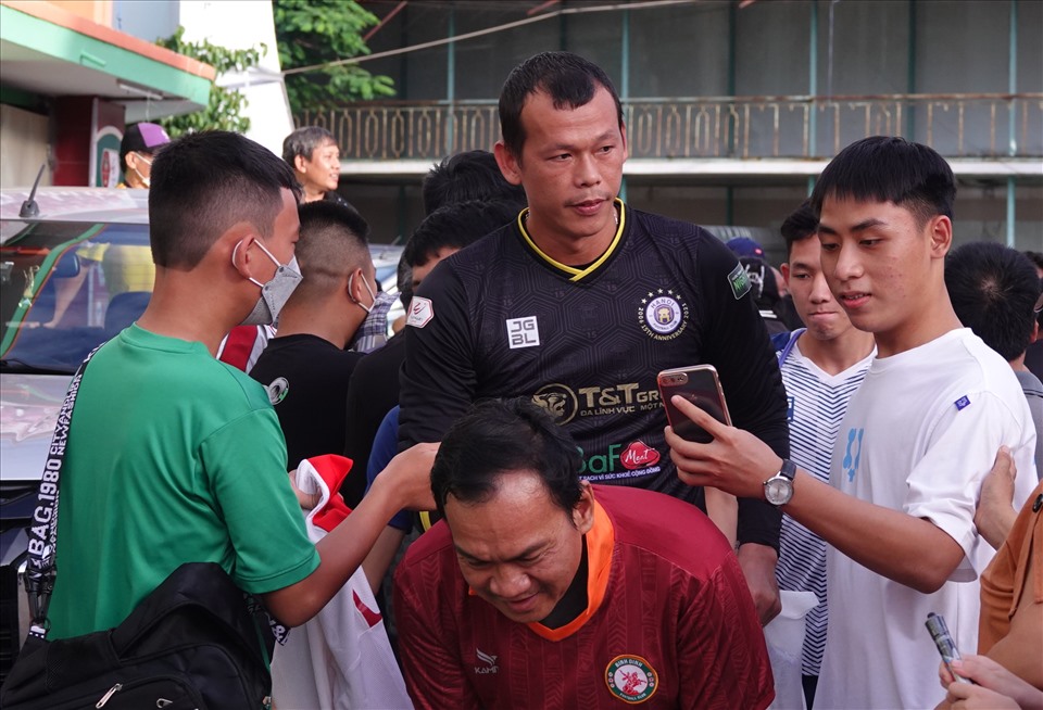 “Lão tướng” Bùi Tấn Trường - cầu thủ cao tuổi nhất của đội Hà Nội cũng nhận được rất nhiều tình cảm, sự chào đón từ các fan địa phương. Trận đấu giữa Bình Định vs Hà Nội sẽ diễn ra lúc 18h ngày 6.8 trên sân Quy Nhơn.